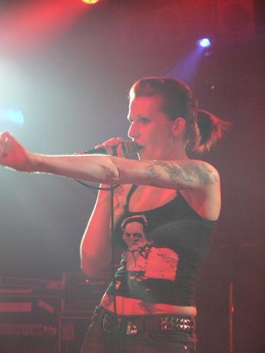 Deadline UK kommen mit ihrem melodischen Punkrock und Frontlady Liz gut an. – 