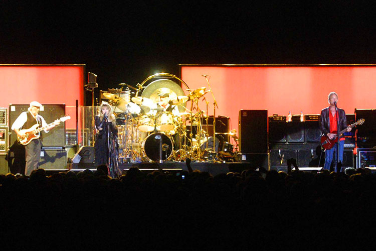 Die Westcoast-Rocker in Oberhausen: Fleetwood Mac live – Alle vier im Bild: McVie, Nicks, Fleetwood und Buckingham (v.l.n.r.)