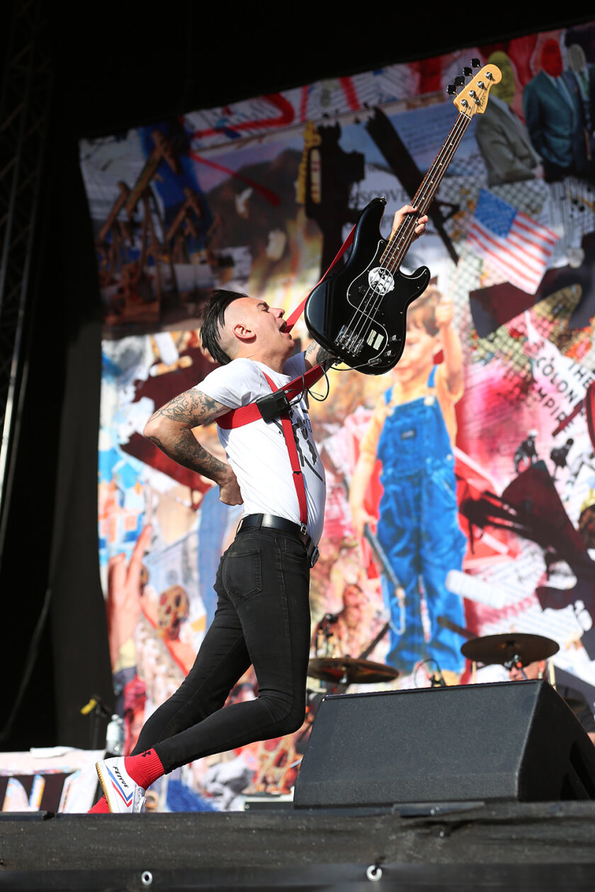 Willkommene Auszeit: 78.000 Fans feiern auf dem Eichenring. – Anti-Flag.