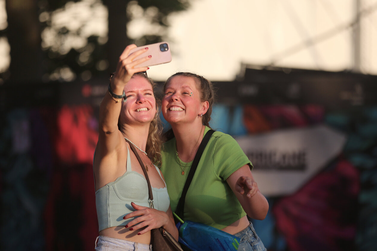 Willkommene Auszeit: 78.000 Fans feiern auf dem Eichenring. – Im Selfie-Mode.