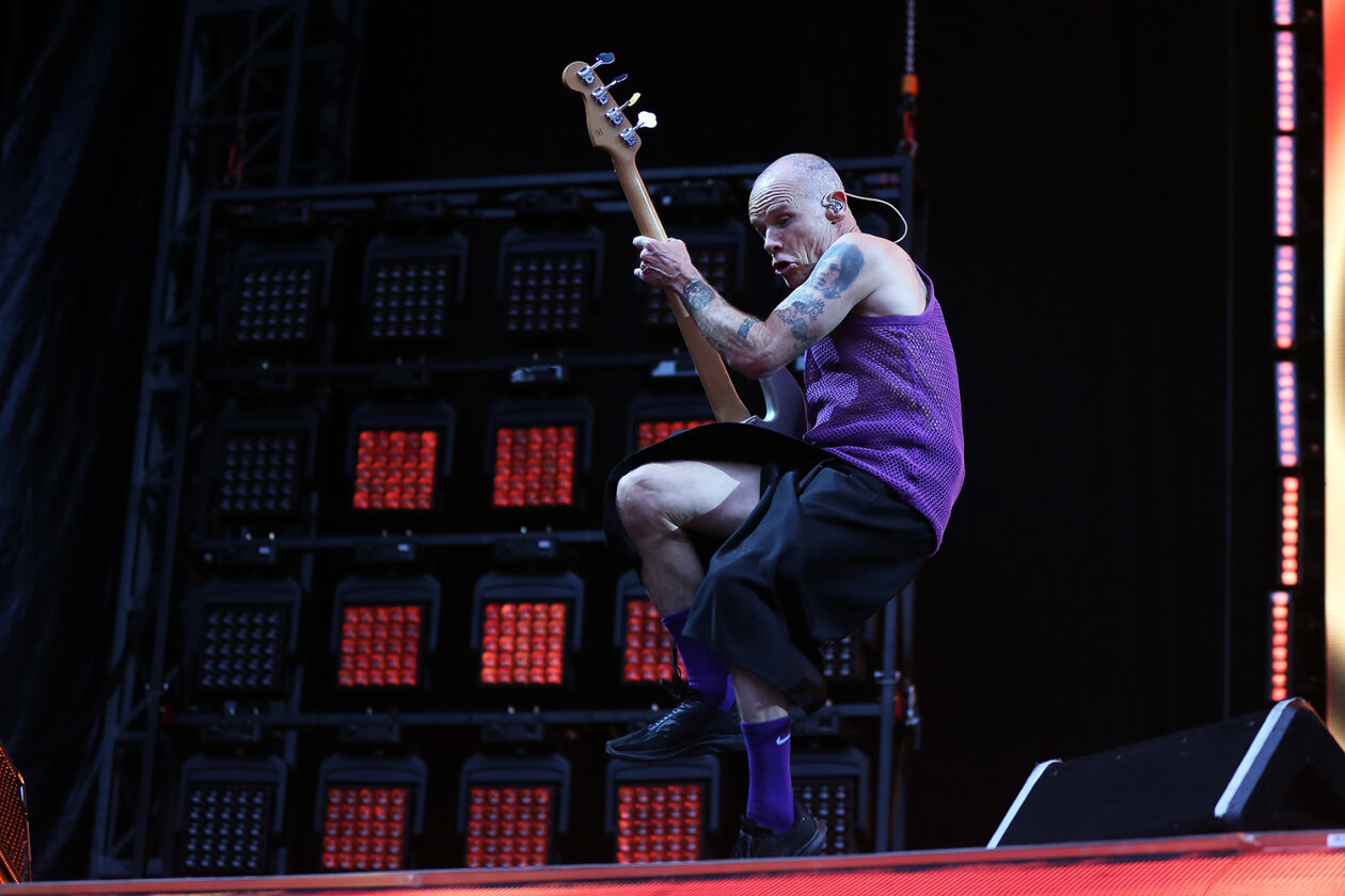 50.000 begeisterte Fans: die Red Hot Chili Peppers in Hamburg. – Flea ...