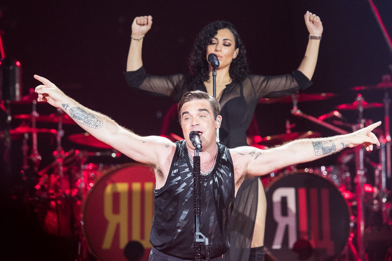 Robbie Williams – Weit über 40.000 wollten den britischen Popstar auf der Bühne erleben. – Sing it loud.