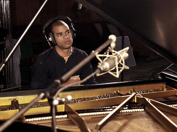 Der kubanische Jazz-Pianist Roberto Fonseca serviert 2009 "Akokan". – ... Raul Midón ins Studio.