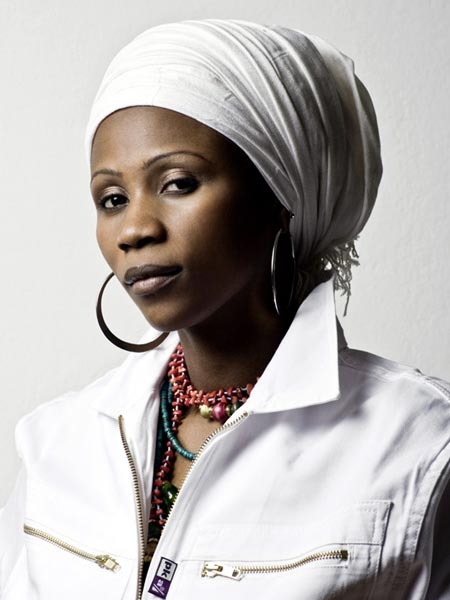 Sister Fa – Die senegalesisch-deutsche Rapperin debütiert 2009. – Auch musikalisch: