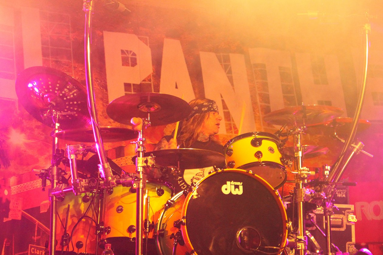 Steel Panther – Neben neuen Songs sollten so langsam aber sicher auch neue Sprüche und Witze kommen. – ... und der Drummer kann sogar Klavier spielen ...