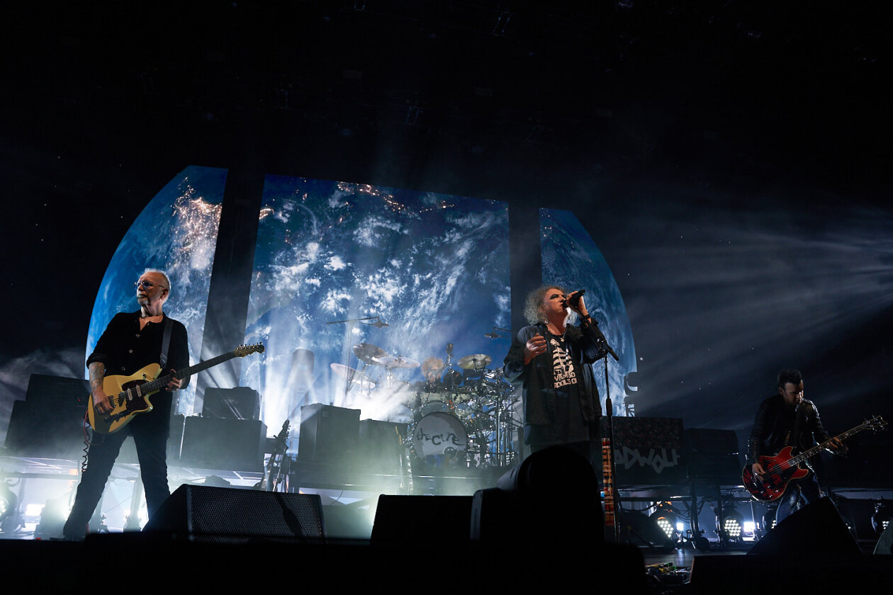 Gut gelaunt auf Europa-Tour: Robert Smith und Band spielen ein mit Hits und Fanfavs gespicktes Set. – The Cure.