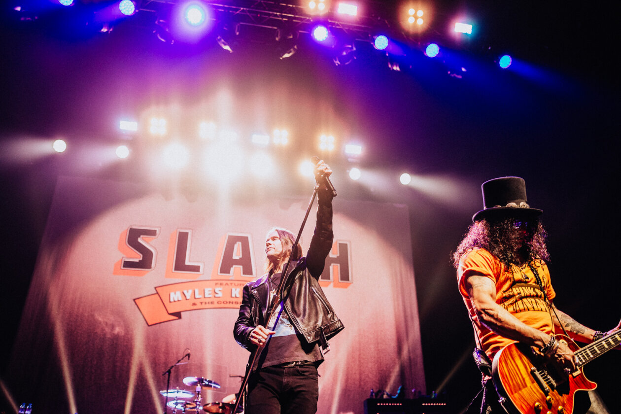 Der Guns N' Roses-Gitarrist mit Myles Kennedy und The Conspirators on tour. Im Doppelpack mit Mammoth WVH. – Myles und Slash.