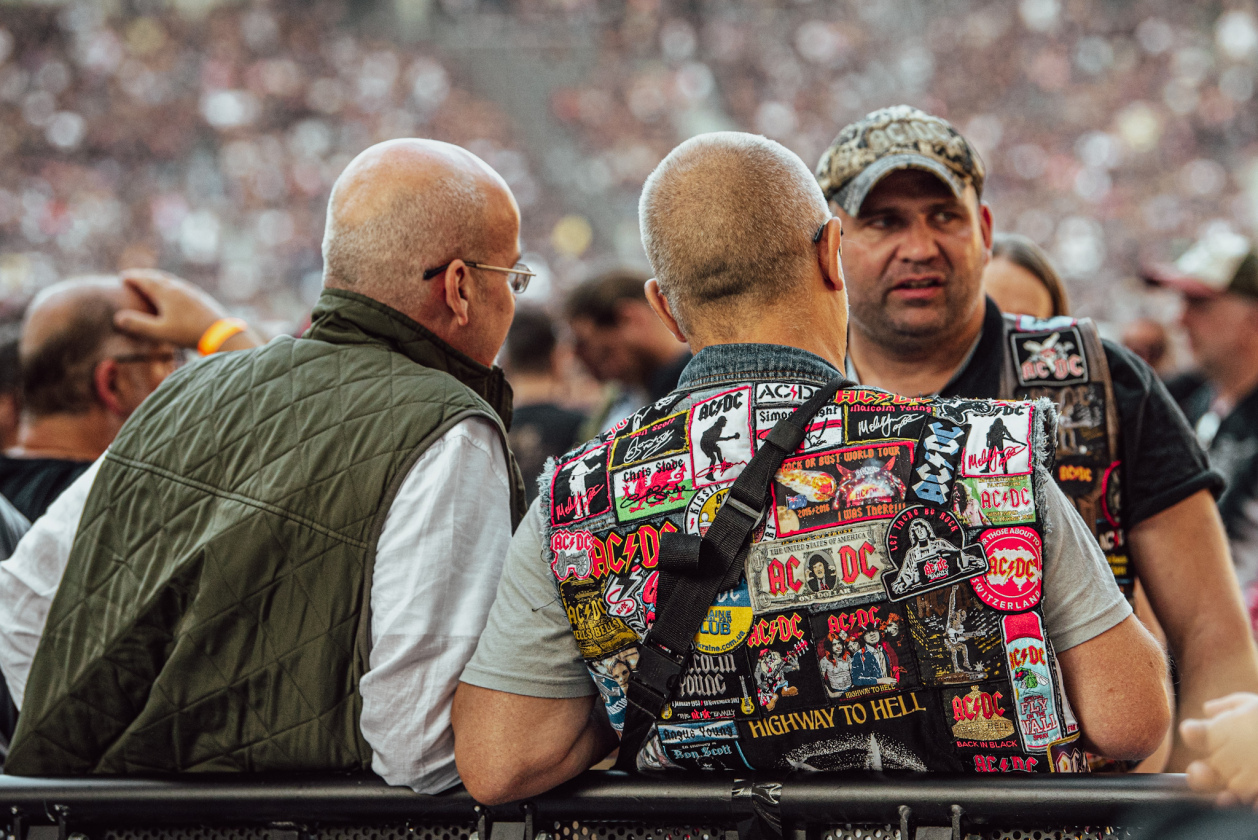 AC/DC – Fans.
