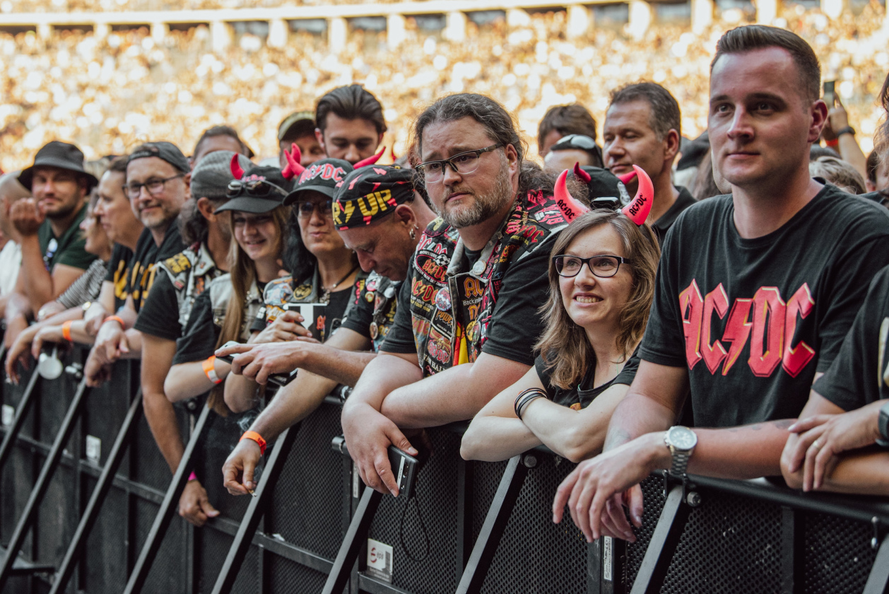 AC/DC – Fans.