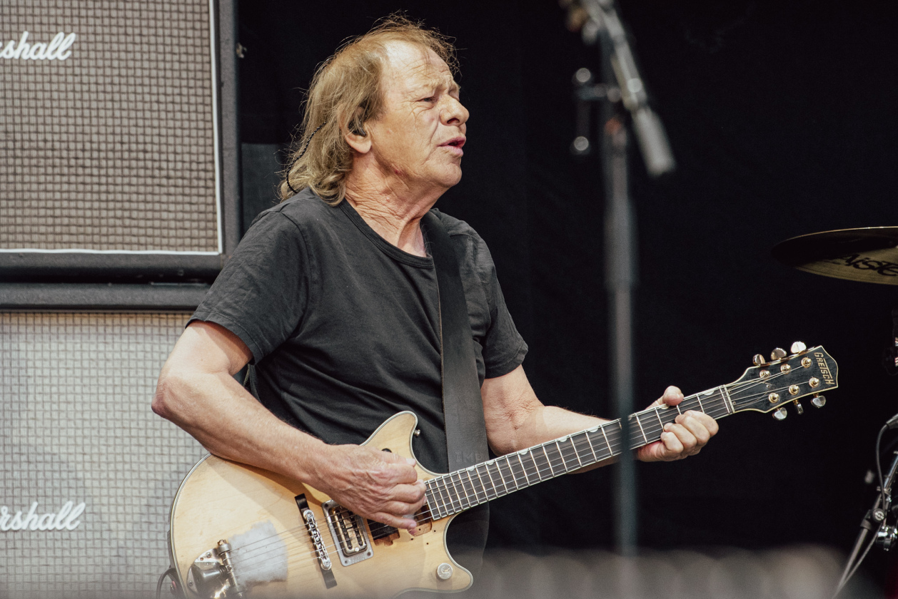 AC/DC – Stevie.