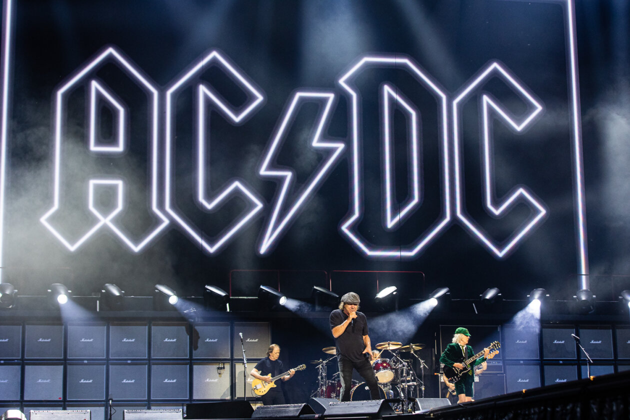 AC/DC – Der Auftaktgig zur ersten Tour seit acht Jahren: Angus Young und Co. auf Schalke. – Back on track.