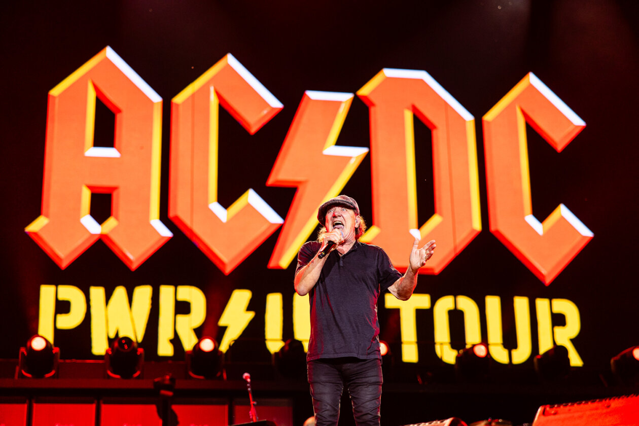 AC/DC – Der Auftaktgig zur ersten Tour seit acht Jahren: Angus Young und Co. auf Schalke. – High Voltage ...