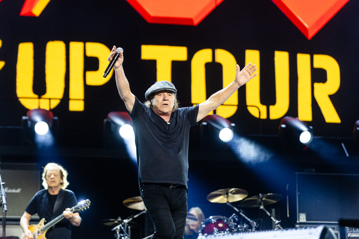 AC/DC – Der Auftaktgig zur ersten Tour seit acht Jahren: Angus Young und Co. auf Schalke. – Power Up.