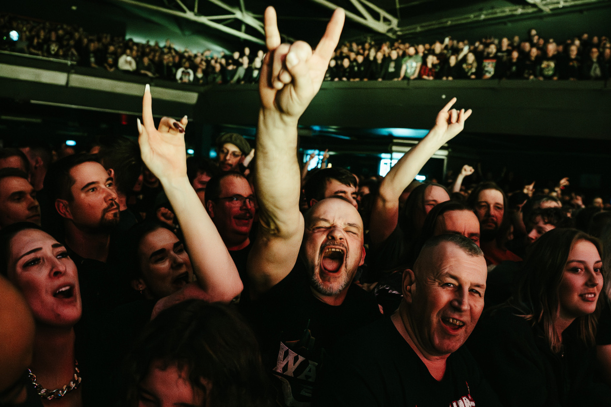 Airbourne – Hardrock Halleluja aus Down Under: Die O'Keeffe-Brüder und Band rocken die Hauptstadt. – Fans.