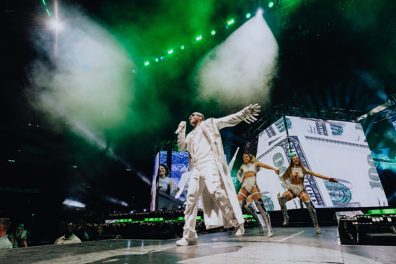 Im R'n'B-Doppel mit Ne-Yo auf Tournee. – Akon.