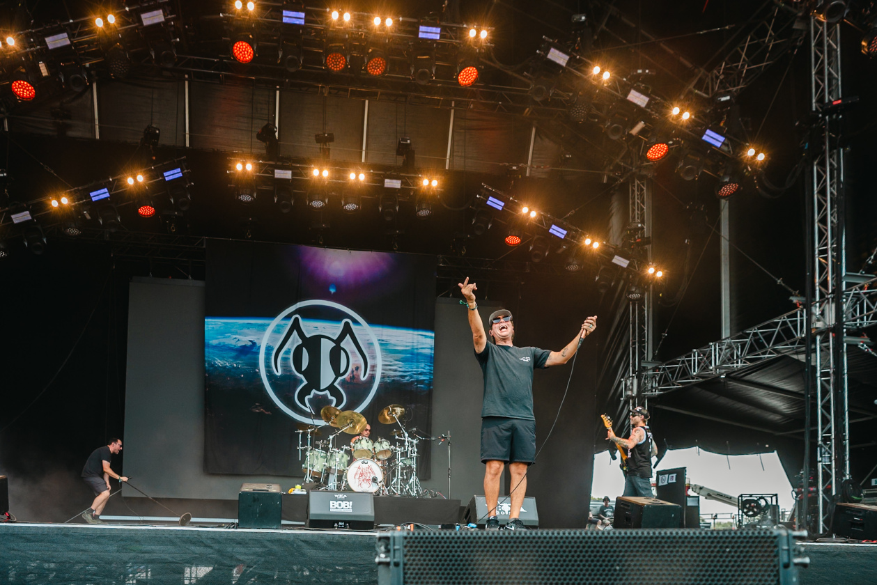 Nostalgie pur, dafür kurzweilig und spielfreudig: Die Amerikaner setzten selbst die müdesten Katerbeine in Bewegung. – Alien Ant Farm.