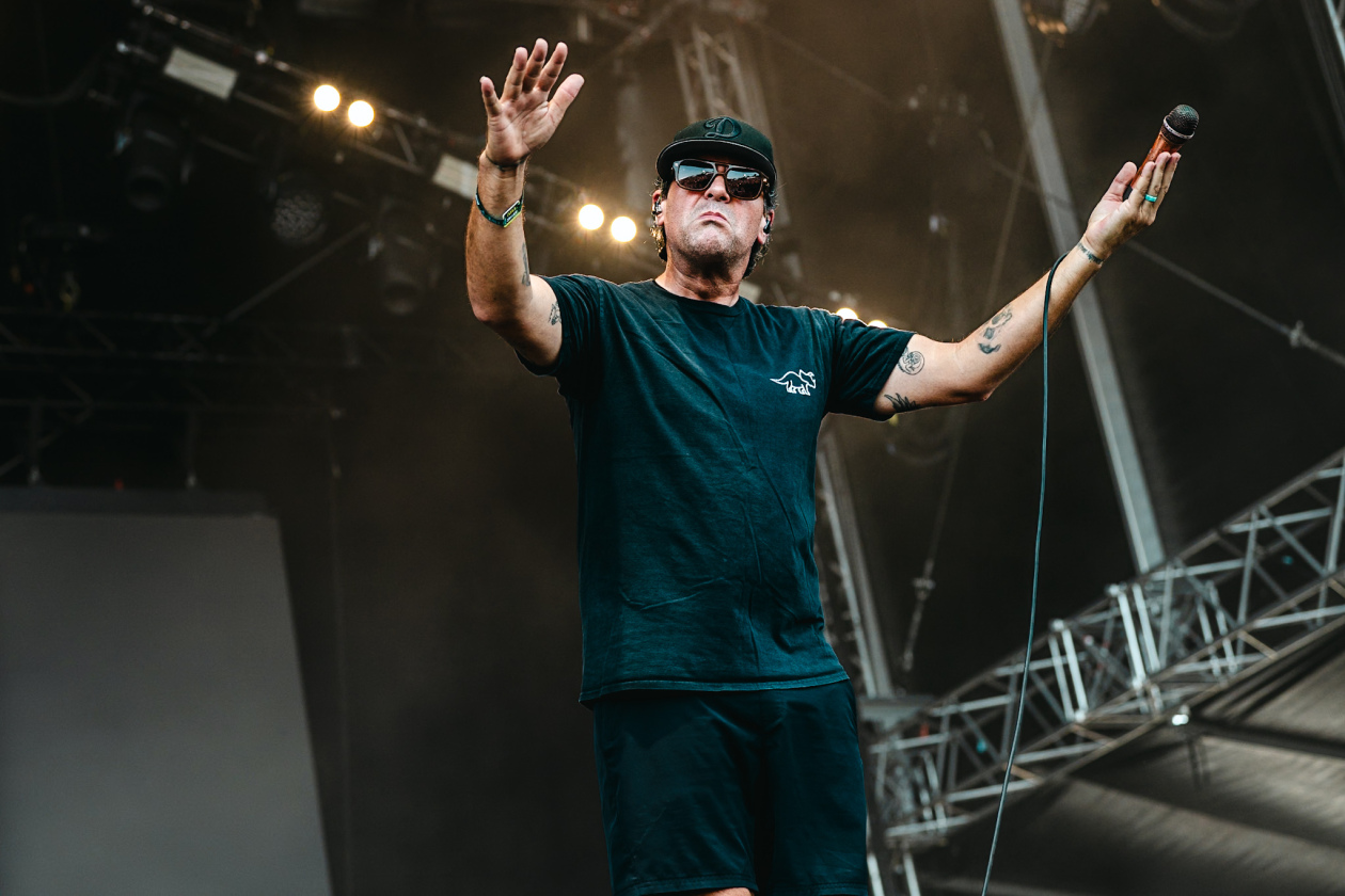 Nostalgie pur, dafür kurzweilig und spielfreudig: Die Amerikaner setzten selbst die müdesten Katerbeine in Bewegung. – Alien Ant Farm.