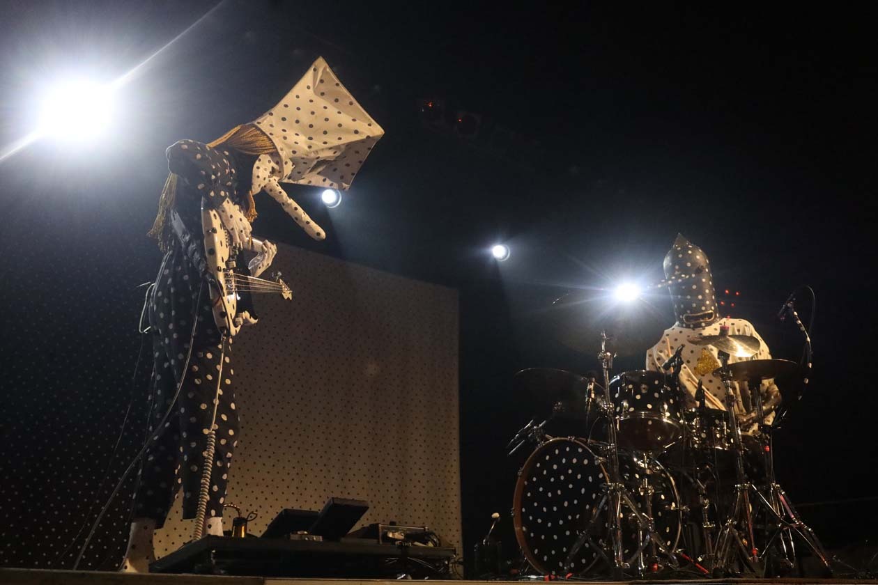 Angine De Poitrine – Vor 1.300 Menschen treten die kanadischen Math-Rocker in der ausverkauften Live Music Hall in Kön auf. – Angine de Poitrine