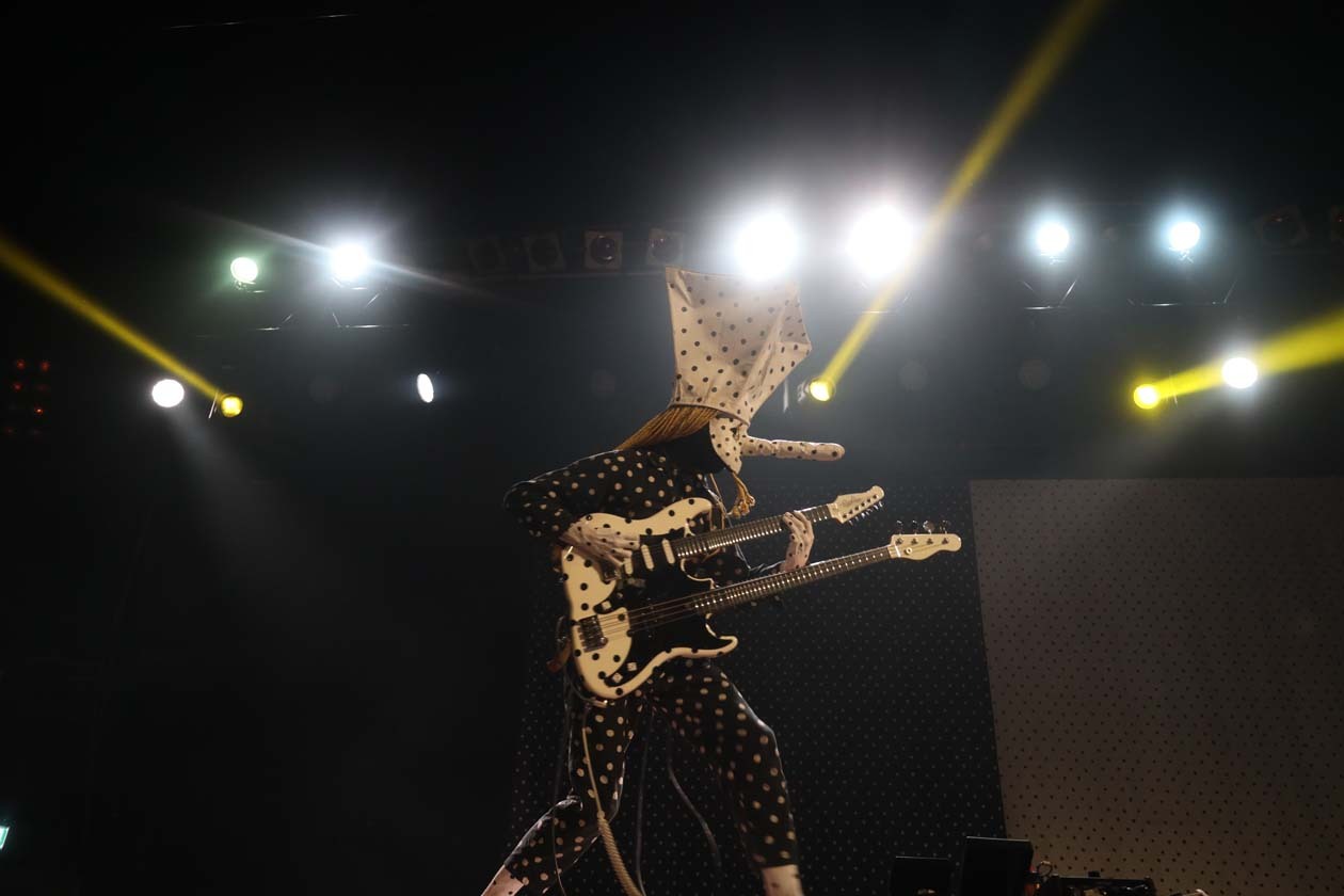 Angine De Poitrine – Vor 1.300 Menschen treten die kanadischen Math-Rocker in der ausverkauften Live Music Hall in Kön auf. – Angine de Poitrine