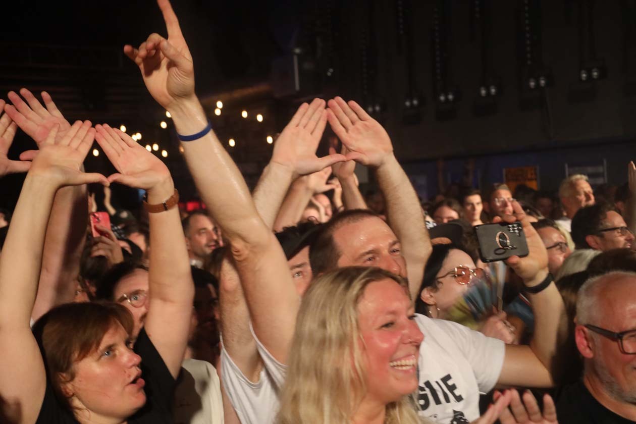 Angine De Poitrine – Vor 1.300 Menschen treten die kanadischen Math-Rocker in der ausverkauften Live Music Hall in Kön auf. – Fans