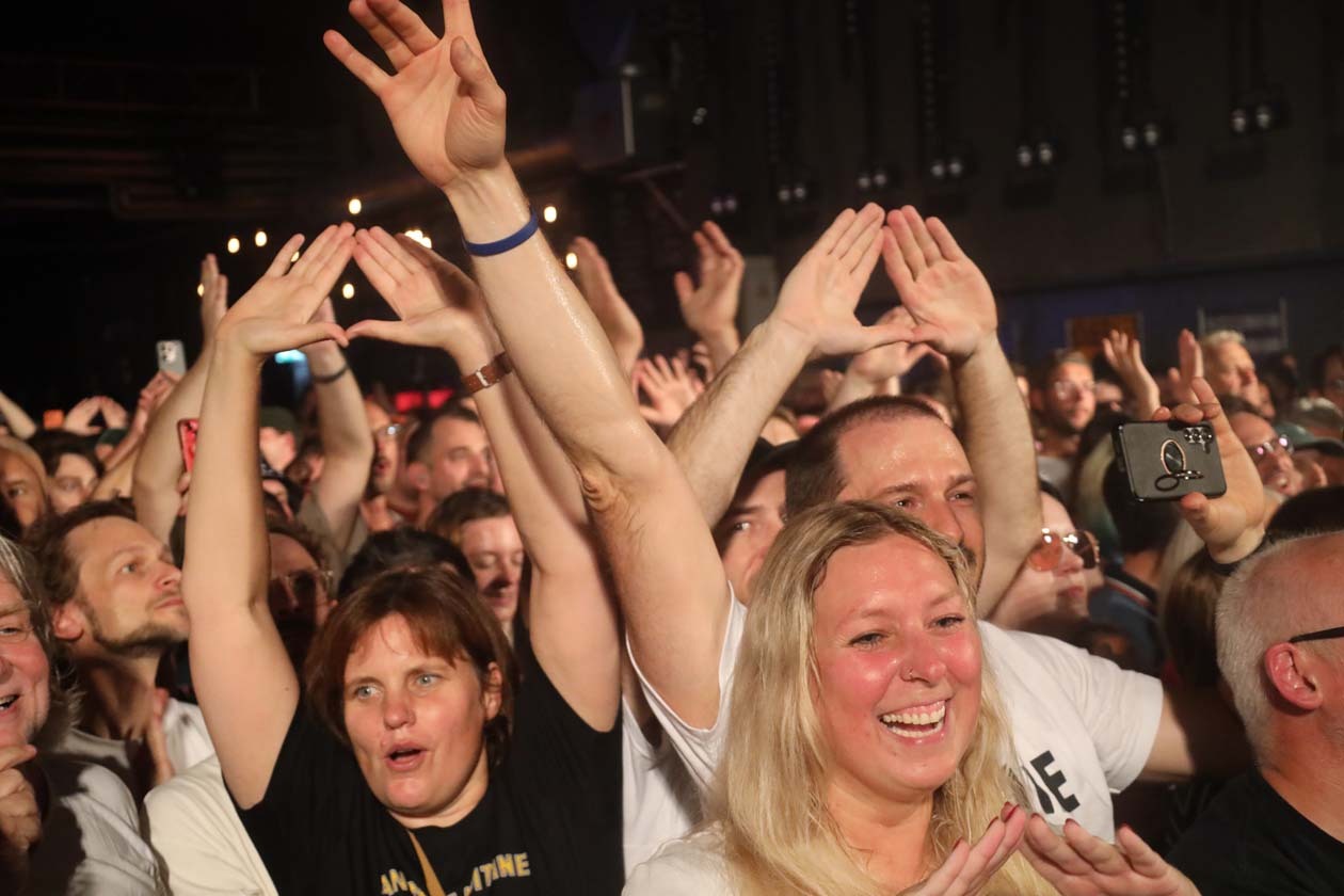 Angine De Poitrine – Vor 1.300 Menschen treten die kanadischen Math-Rocker in der ausverkauften Live Music Hall in Kön auf. – Fans
