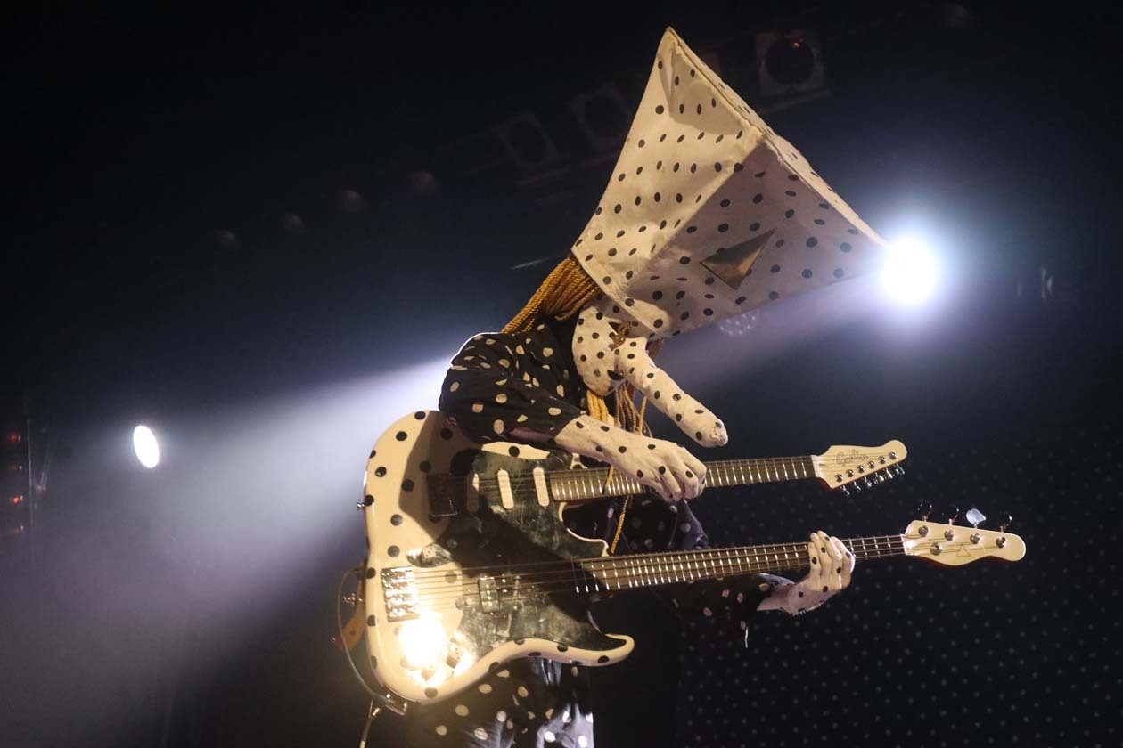 Angine De Poitrine – Vor 1.300 Menschen treten die kanadischen Math-Rocker in der ausverkauften Live Music Hall in Kön auf. – Glänzend aufgelegt: Angine de Poitrine