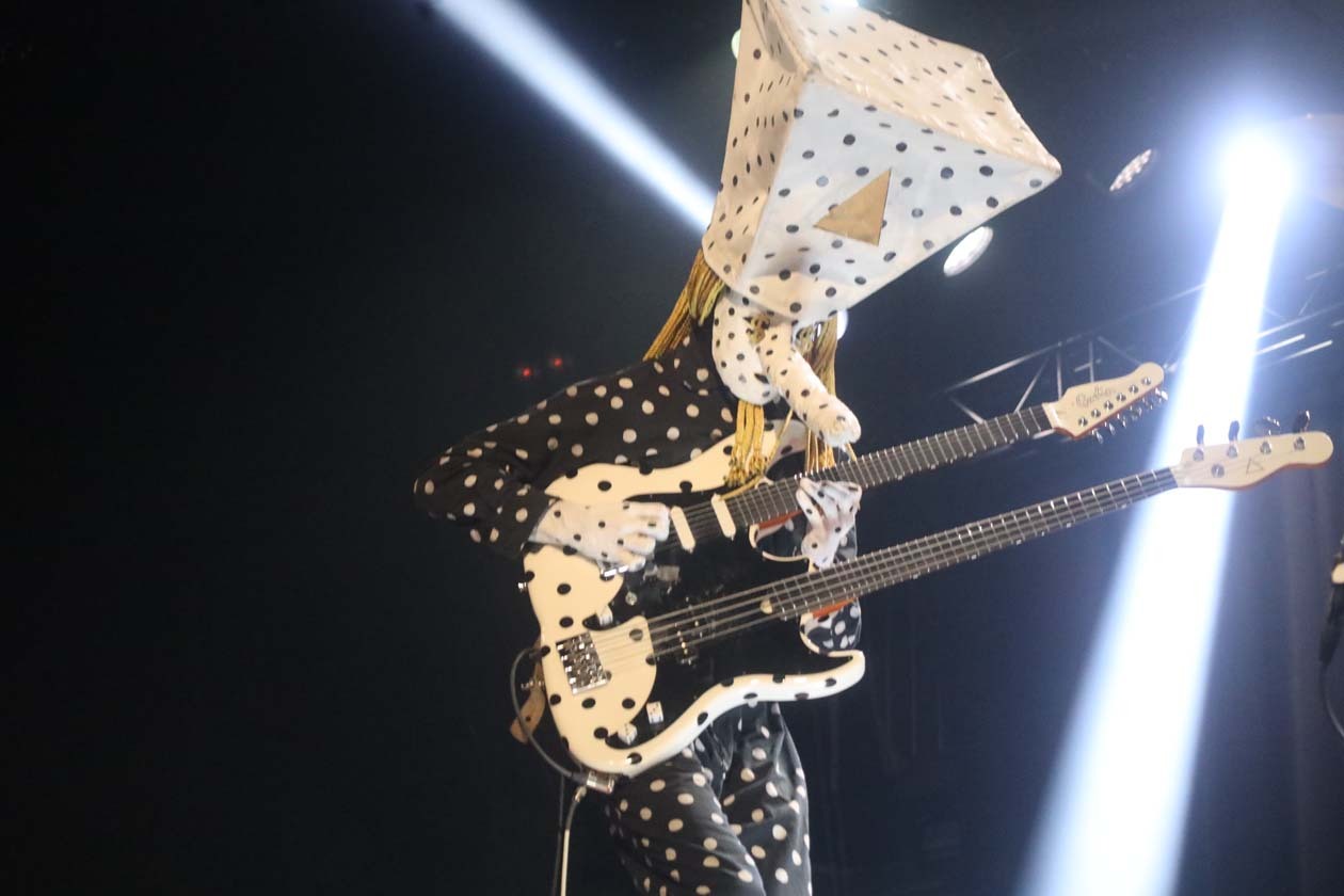 Angine De Poitrine – Vor 1.300 Menschen treten die kanadischen Math-Rocker in der ausverkauften Live Music Hall in Kön auf. – Hat einen doppelten Hals: Khn de Poitrine