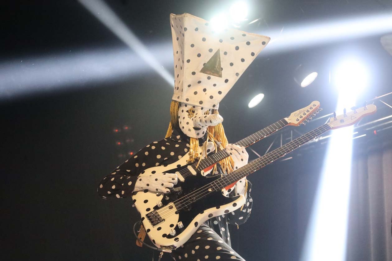 Angine De Poitrine – Vor 1.300 Menschen treten die kanadischen Math-Rocker in der ausverkauften Live Music Hall in Kön auf. – Im Scheinwerferlicht: Khn de Poitrine