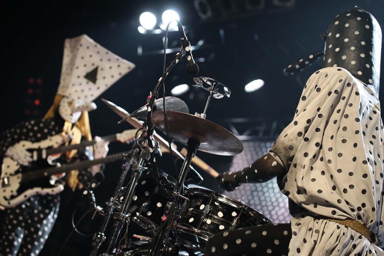 Angine De Poitrine – Vor 1.300 Menschen treten die kanadischen Math-Rocker in der ausverkauften Live Music Hall in Kön auf. – Khn und Klek, Angine de Poitrine