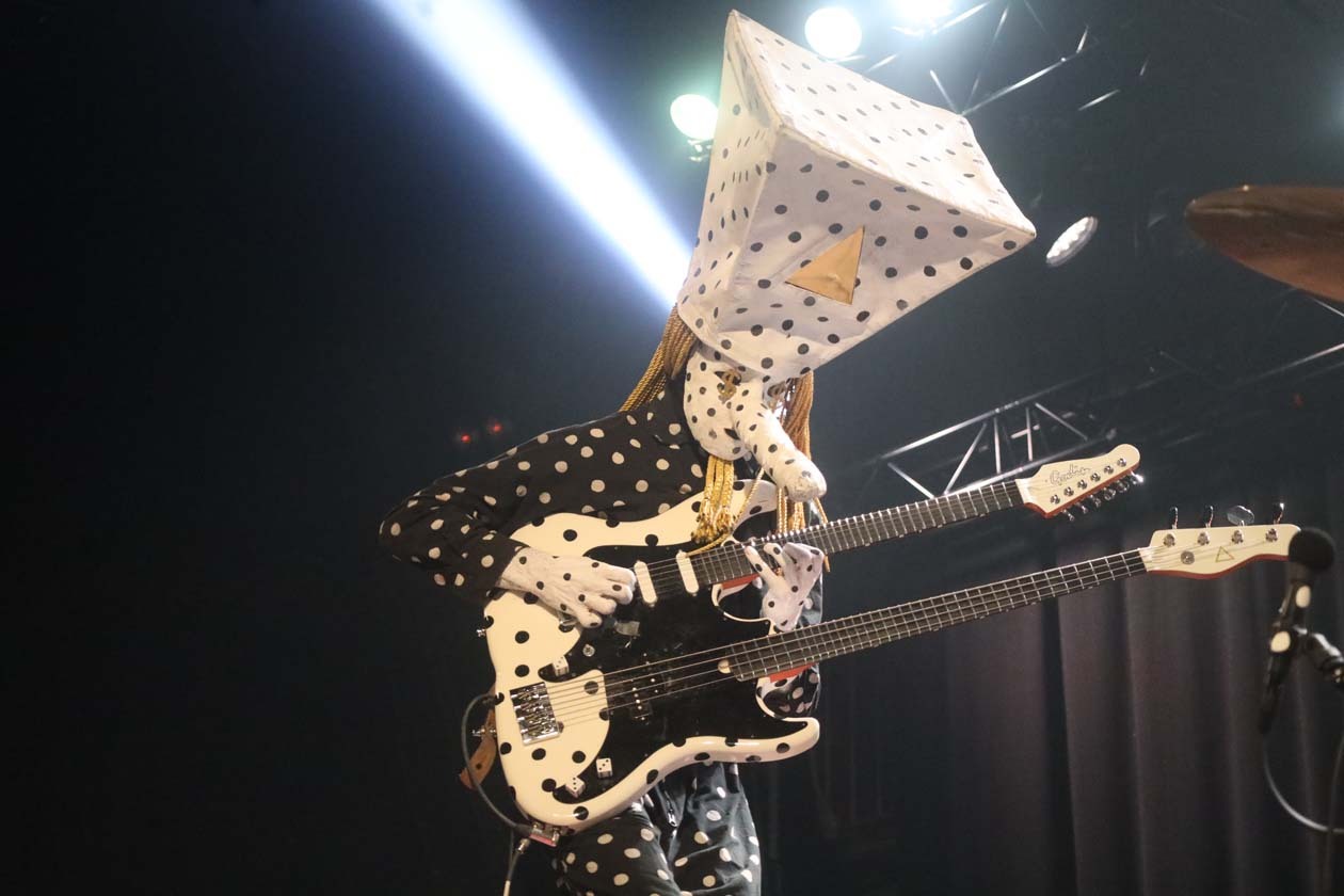 Angine De Poitrine – Vor 1.300 Menschen treten die kanadischen Math-Rocker in der ausverkauften Live Music Hall in Kön auf. – Strahlend weiß : Angine de Poitrine