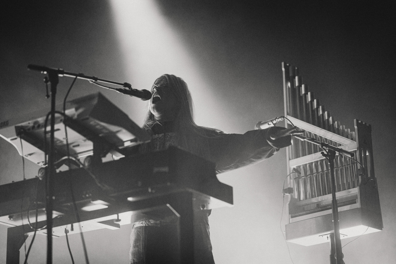 Anna von Hausswolff – Großer Pop, der sich vor offenen Mündern aufbaut: Die Schwedin performt ihr Album "Iconoclasts". – Anna Von Hausswolff.