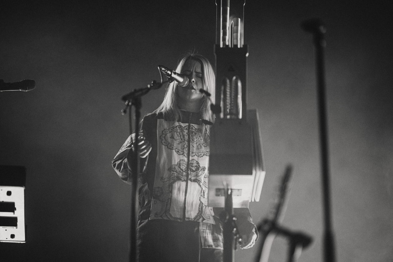 Anna von Hausswolff – Großer Pop, der sich vor offenen Mündern aufbaut: Die Schwedin performt ihr Album "Iconoclasts". – Anna Von Hausswolff.