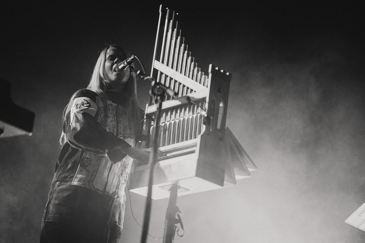 Anna von Hausswolff – Großer Pop, der sich vor offenen Mündern aufbaut: Die Schwedin performt ihr Album "Iconoclasts". – Anna Von Hausswolff.