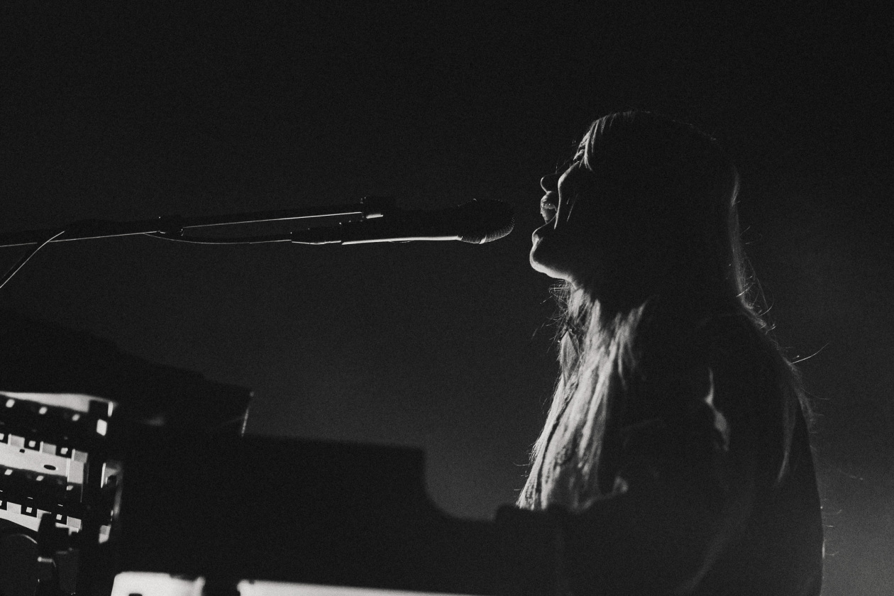 Anna von Hausswolff – Großer Pop, der sich vor offenen Mündern aufbaut: Die Schwedin performt ihr Album "Iconoclasts". – Anna Von Hausswolff.