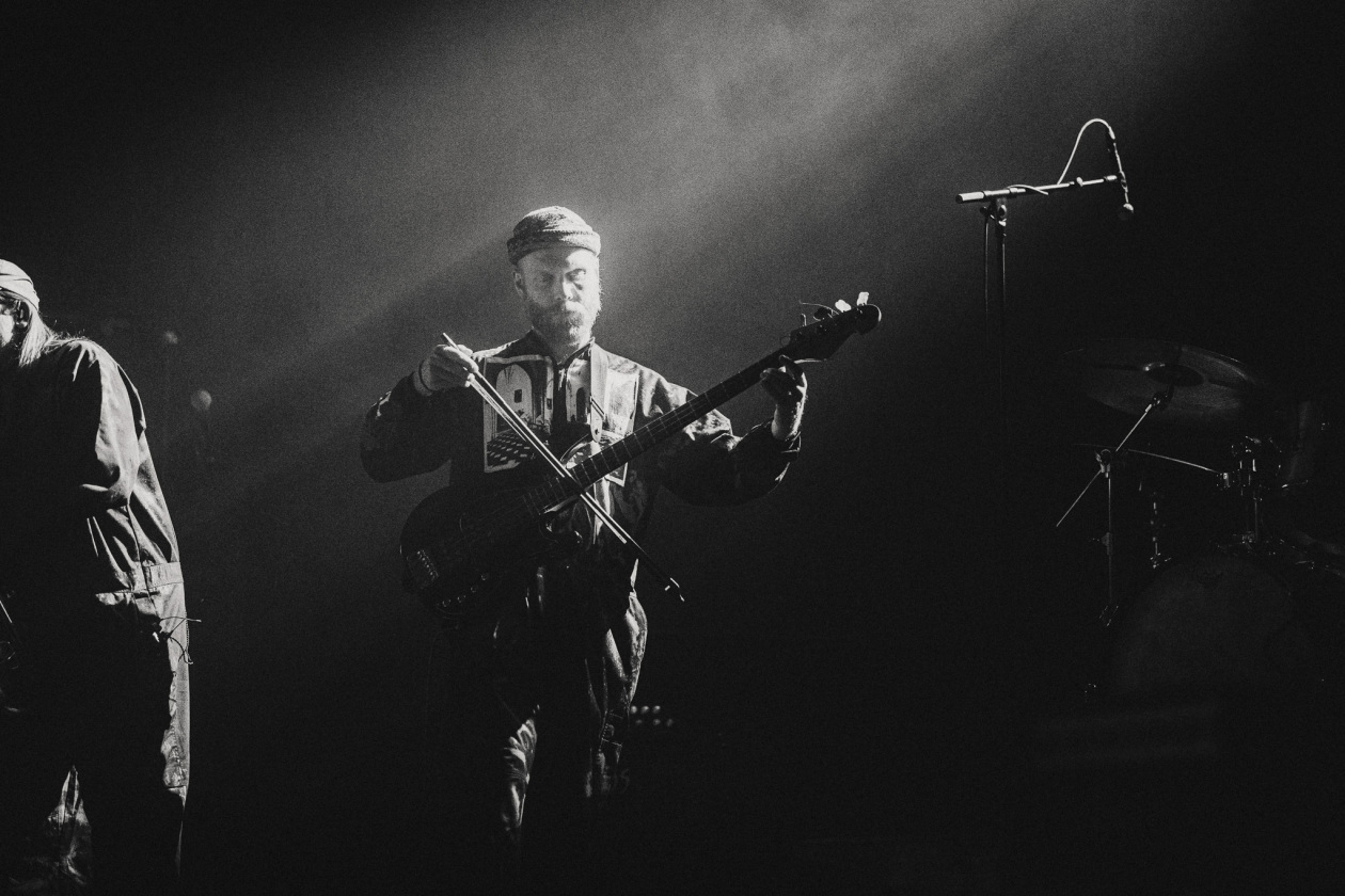 Anna von Hausswolff – Großer Pop, der sich vor offenen Mündern aufbaut: Die Schwedin performt ihr Album "Iconoclasts". – David Sabel.