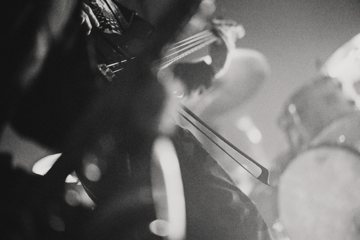 Anna von Hausswolff – Großer Pop, der sich vor offenen Mündern aufbaut: Die Schwedin performt ihr Album "Iconoclasts". – David Sabel.