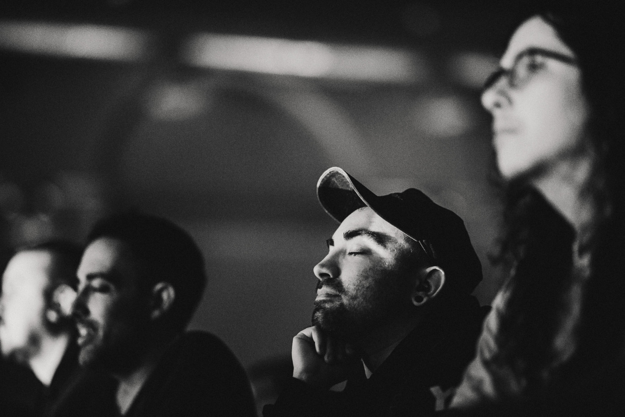 Anna von Hausswolff – Großer Pop, der sich vor offenen Mündern aufbaut: Die Schwedin performt ihr Album "Iconoclasts". – Fans.