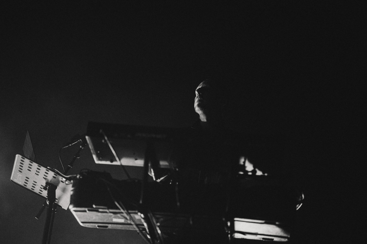 Anna von Hausswolff – Großer Pop, der sich vor offenen Mündern aufbaut: Die Schwedin performt ihr Album "Iconoclasts". – Filip Leyman.