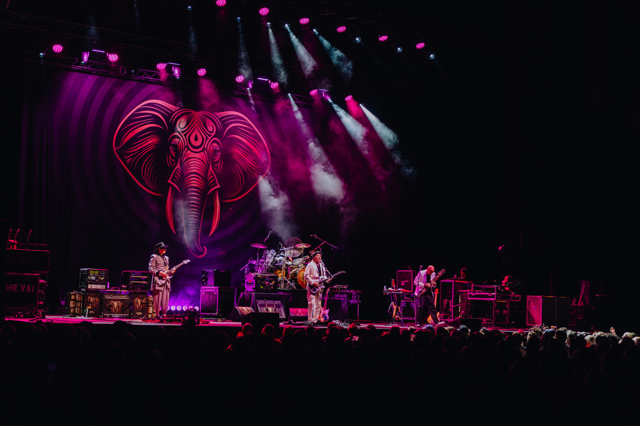 Supergroup at work: die Ex-King Crimson-Mitglieder Adrian Belew und Tony Levin bringen in Koop mit Gitarrengott Steve Vai und Tool-Drummer Danny Carey. – BEAT.