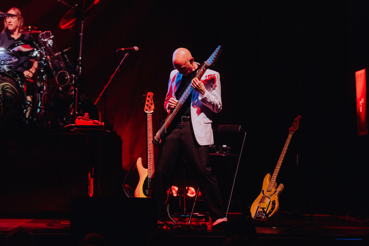 BEAT – Supergroup at work: die Ex-King Crimson-Mitglieder Adrian Belew und Tony Levin bringen in Koop mit Gitarrengott Steve Vai und Tool-Drummer Danny Carey. – Tony Levin.