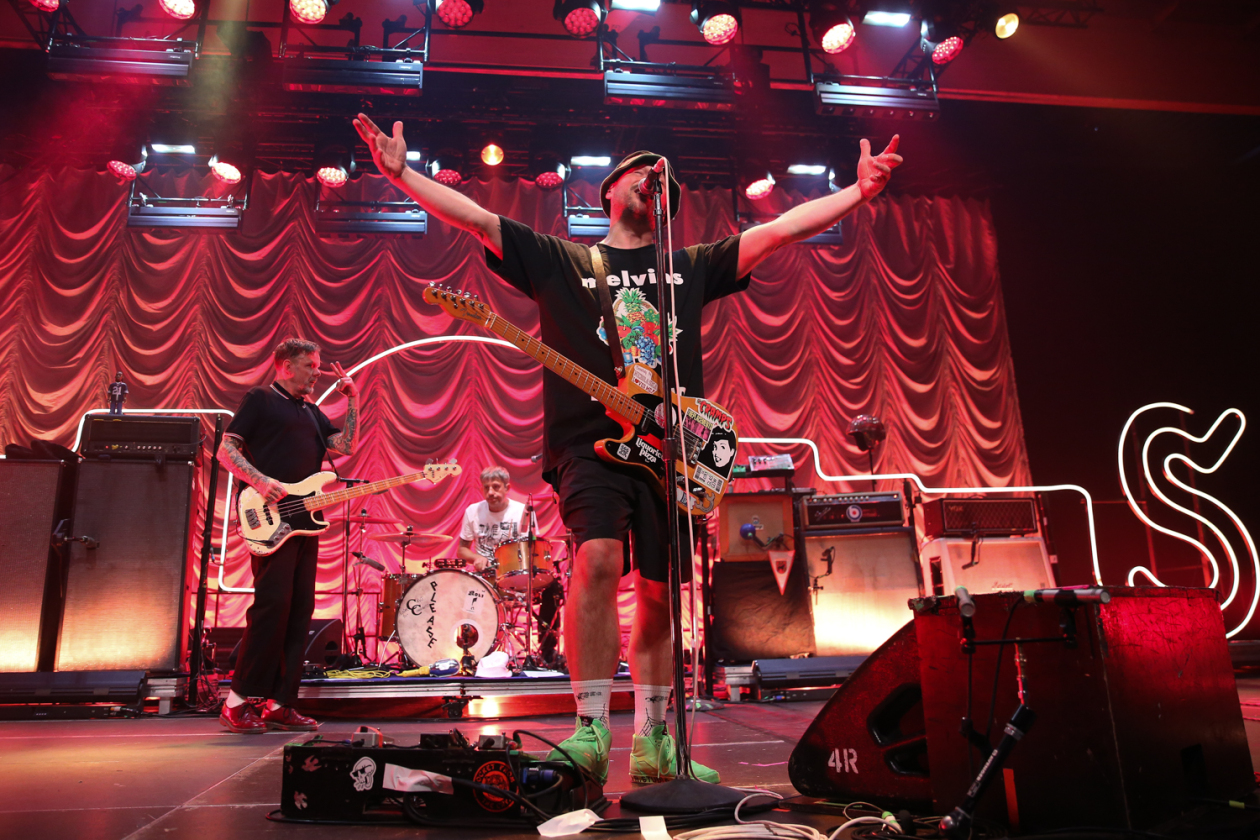 Arnim und Co. laden in den Moshpit: Dort geht's auch nach 30 Jahren noch zur Sache. – Die Beatsteaks live in Hamburg.