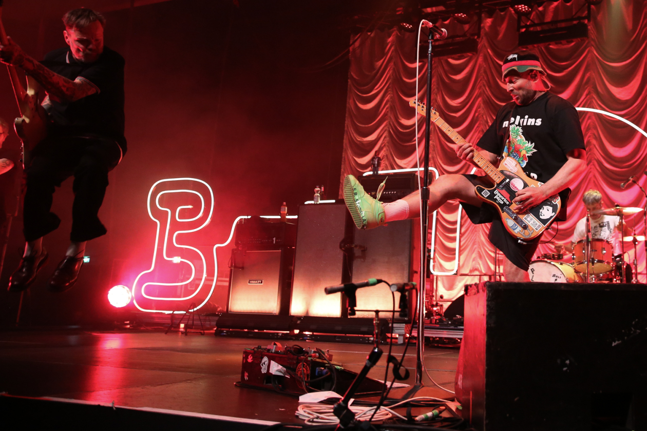 Arnim und Co. laden in den Moshpit: Dort geht's auch nach 30 Jahren noch zur Sache. – Die Beatsteaks live in Hamburg.