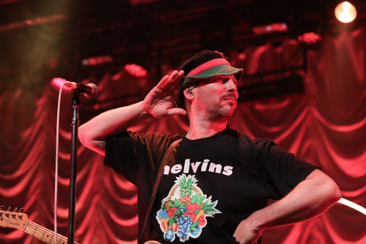 Arnim und Co. laden in den Moshpit: Dort geht's auch nach 30 Jahren noch zur Sache. – Die Beatsteaks live in Hamburg.