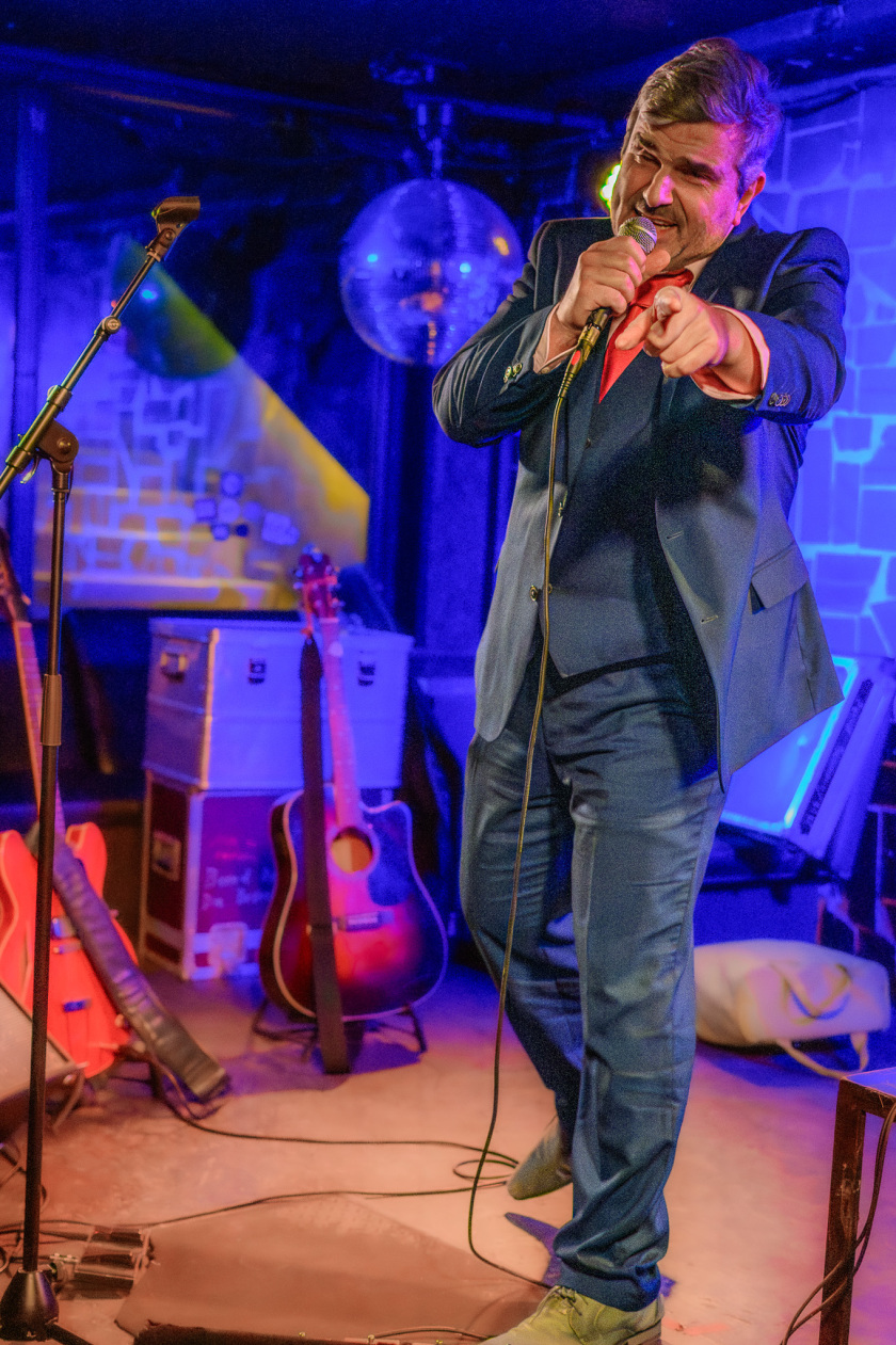 Der Inide-Singer/Songwriter und Entertainer aus Hamburg hat überall sein Publikum. – Bernd Begemann.