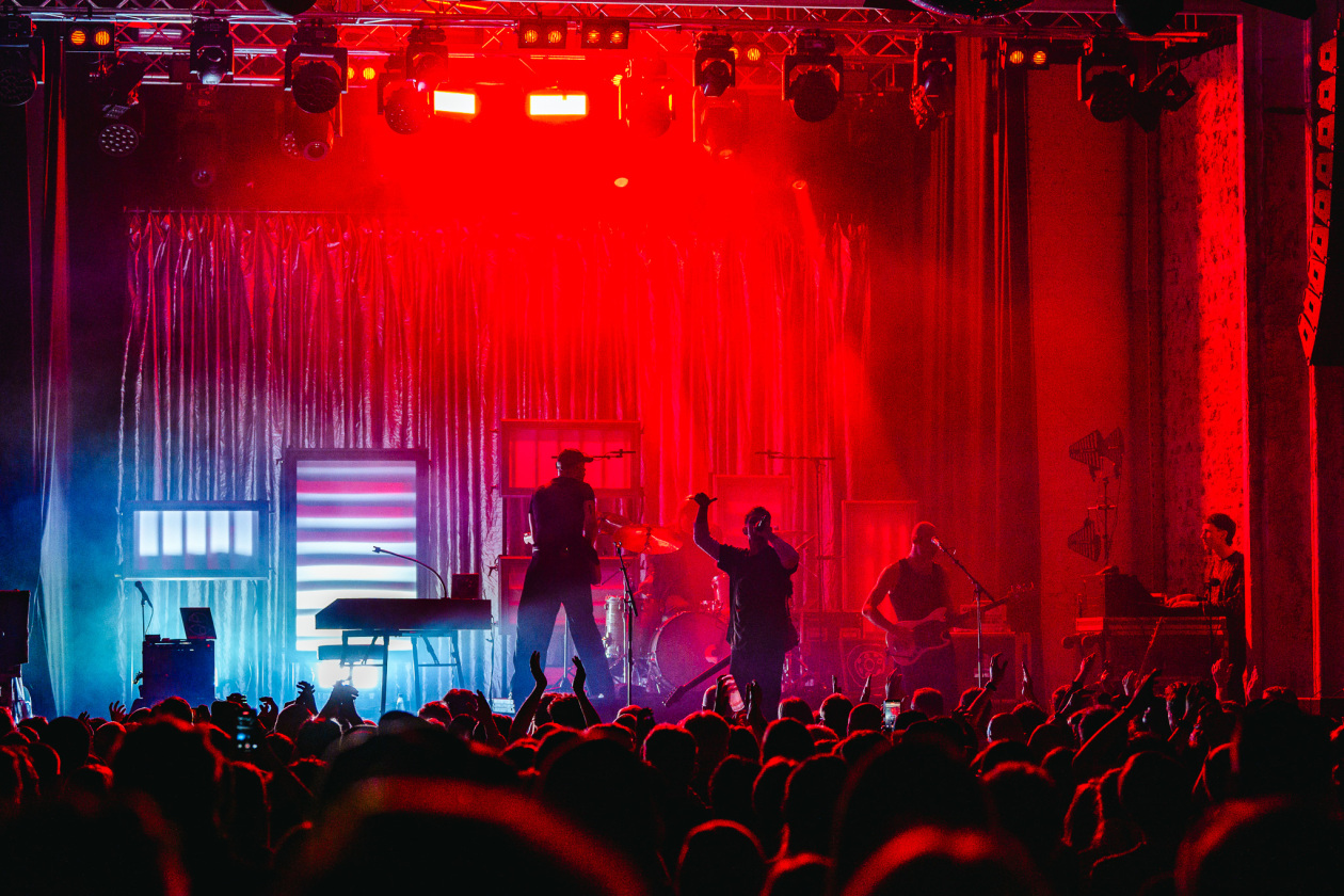 Mit Tiefgang ins Indieversum: der Thüringer mit Band live. – Betterov.