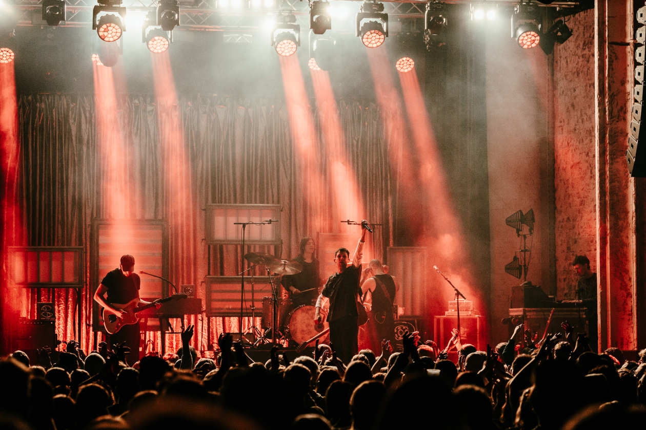 Mit Tiefgang ins Indieversum: der Thüringer mit Band live. – Betterov.