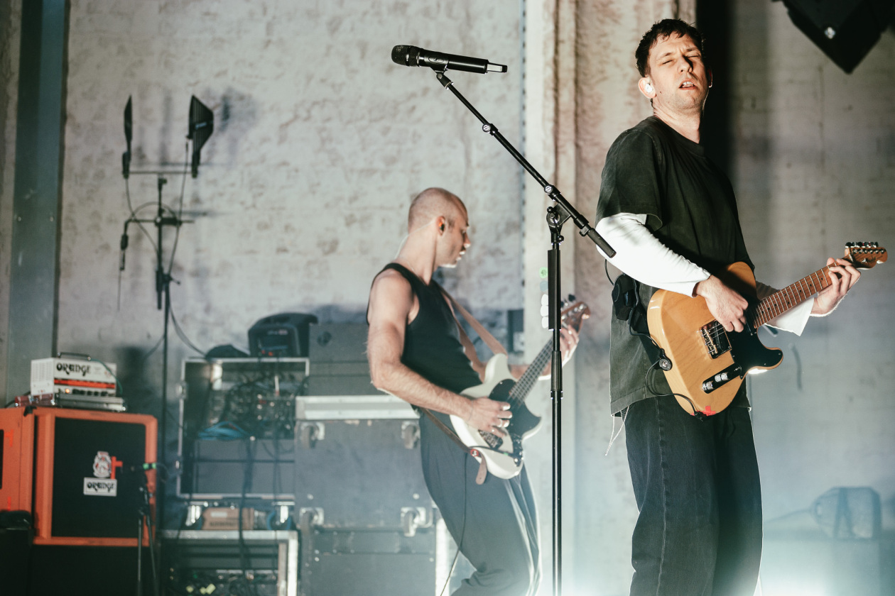 Mit Tiefgang ins Indieversum: der Thüringer mit Band live. – Betterov.