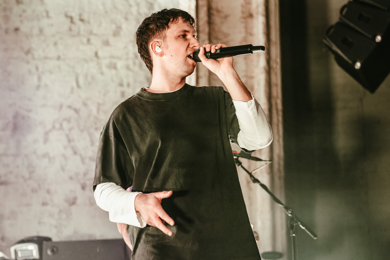 Mit Tiefgang ins Indieversum: der Thüringer mit Band live. – Betterov.