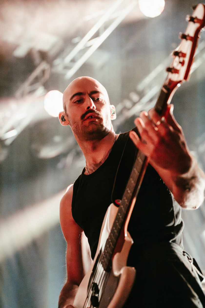 Betterov – Mit Tiefgang ins Indieversum: der Thüringer mit Band live. – Bass.