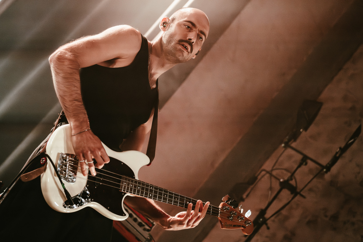 Betterov – Mit Tiefgang ins Indieversum: der Thüringer mit Band live. – Bass.